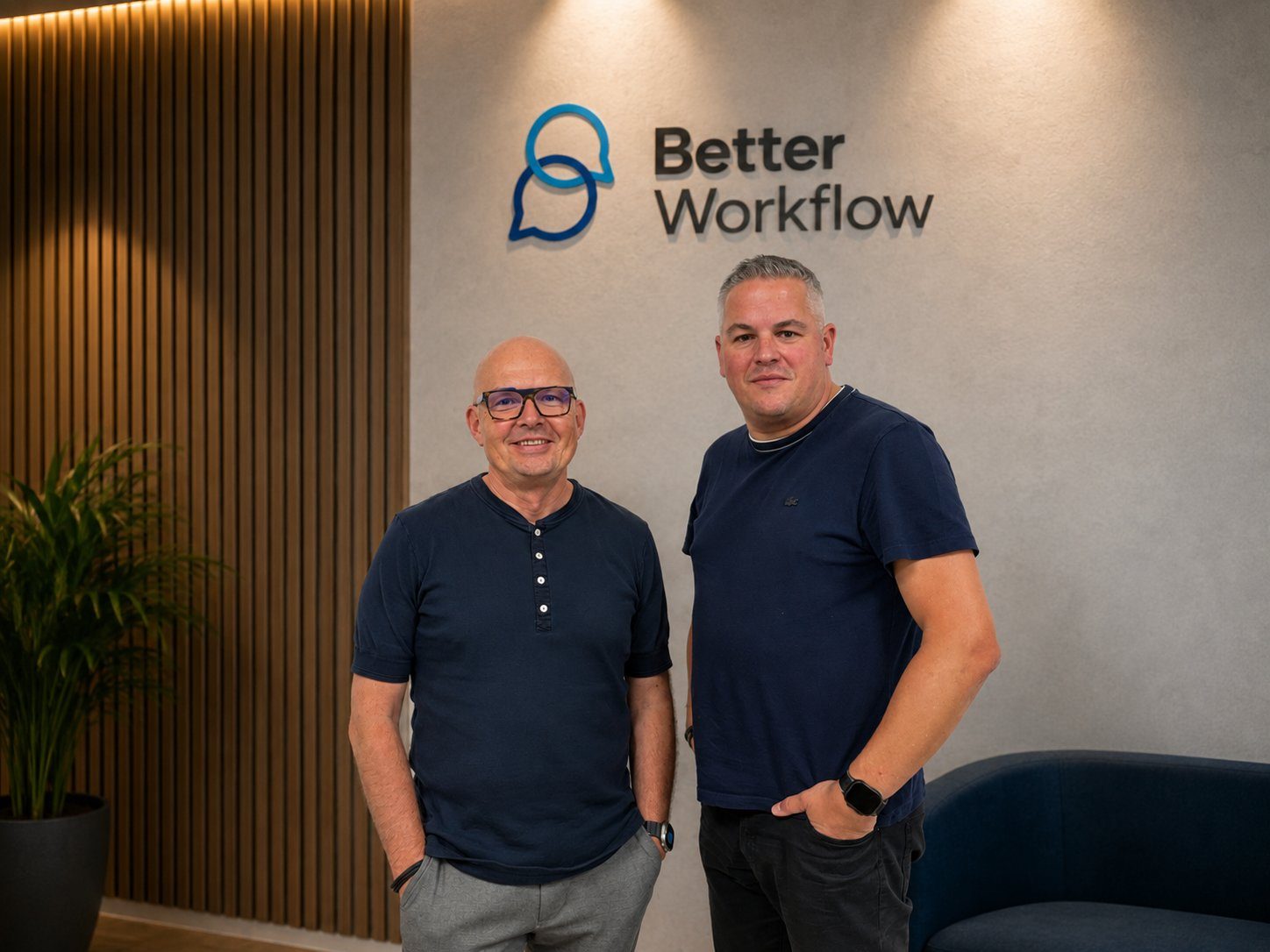 Jan Slanina und André Melzer vor dem BetterWorkflow-Logo